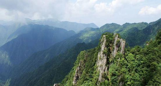 江西宜春明月山，奇峰险壑温泉飞瀑，山上“有石夜光如月”而得名