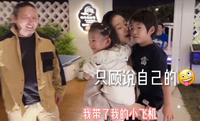 三宝儿子失足落水！小25岁娇妻跳下水捞人，身上裙子头发全部湿透