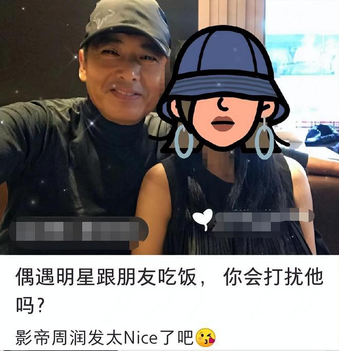 66岁影帝周润发被偶遇，与女粉贴脸合照显亲切，穿身旧衣十分节俭